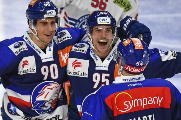 Der Zuercher Torschuetze Tim Ullmann, rechts, jubelt mit Mattia Hinterkircher, links, nach dem 1-0 fuer die Lions beim Eishockeyspiel der National League ZSC Lions gegen die SC Rapperswil-Jona Lakers  ...