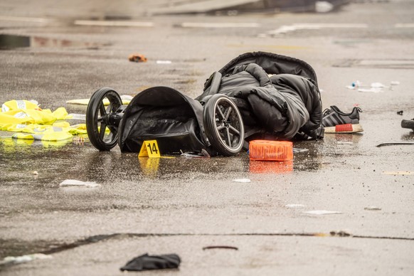 Terroranschlag in M�nchen, Auto f�hrt in Menschenmenge, zerst�rter Kinderwagen am Tatort, M�nchen, 13. Februar 2025 Deutschland, M�nchen, 13. Februar 2025, zerst�rter Kinderwagen liegt auf der Stra�e, ...