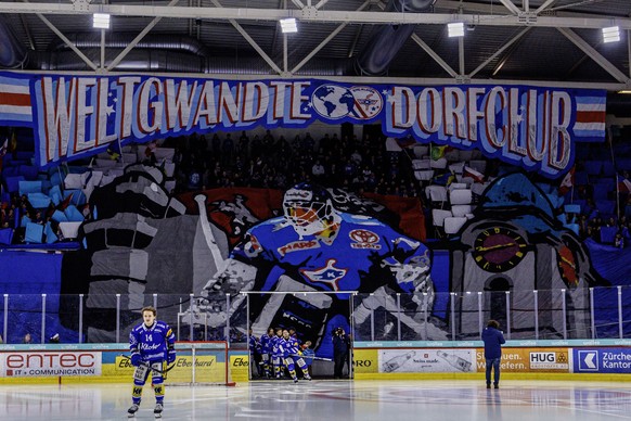 EHC Kloten Stuermer Mischa Ramel laeuft ein zum Eishockey-Meisterschaftsspiel der National League zwischen den Teams EHC Kloten und HC Ambri-Piotta am Samstag, 21. Dezember 2024, in Kloten. (KEYSTONE/ ...