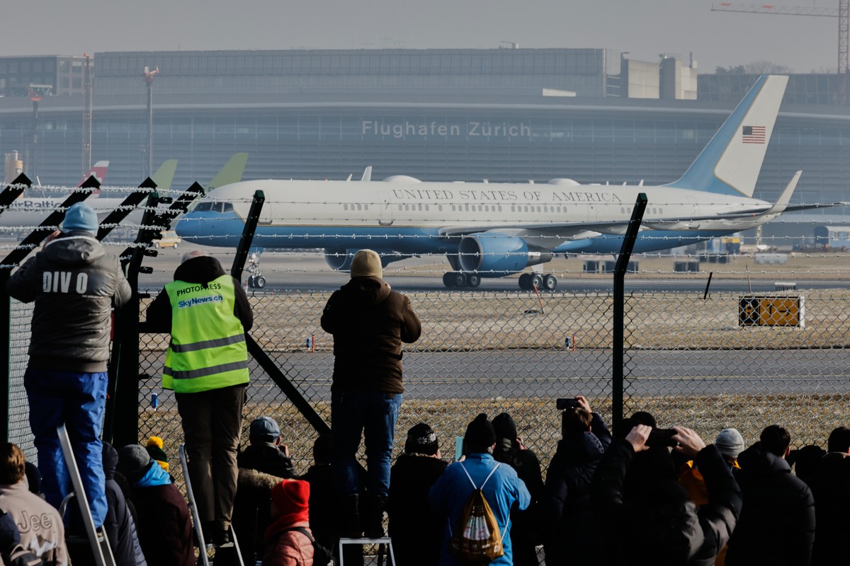 Air Force One lands at the airport in Zurich, Switzerland, Wednesday, Jan. 21, 2026. (AP Photo/Arnd Wiegmann)
Switzerland Trump Davos