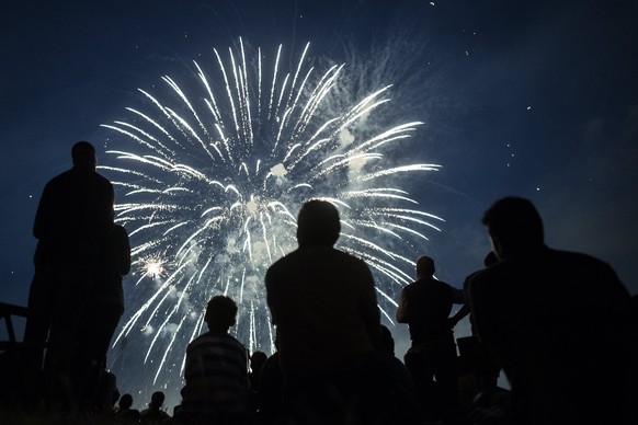 epa06119424 Fireworks illuminate the sky over Neuhausen at the river Rhine fall, Switzerland, 01 August 2017. Switzerland celebrates the National Day on 01 August. EPA/ENNIO LEANZA