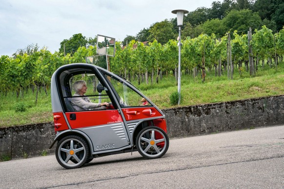 Vergiss die E-Trottis! So fährt sich das E-Wägeli durch Zürich 
Gibt es eigentlich schon lange. Meistens ist noch ein Gehstock mit dabei ;-)