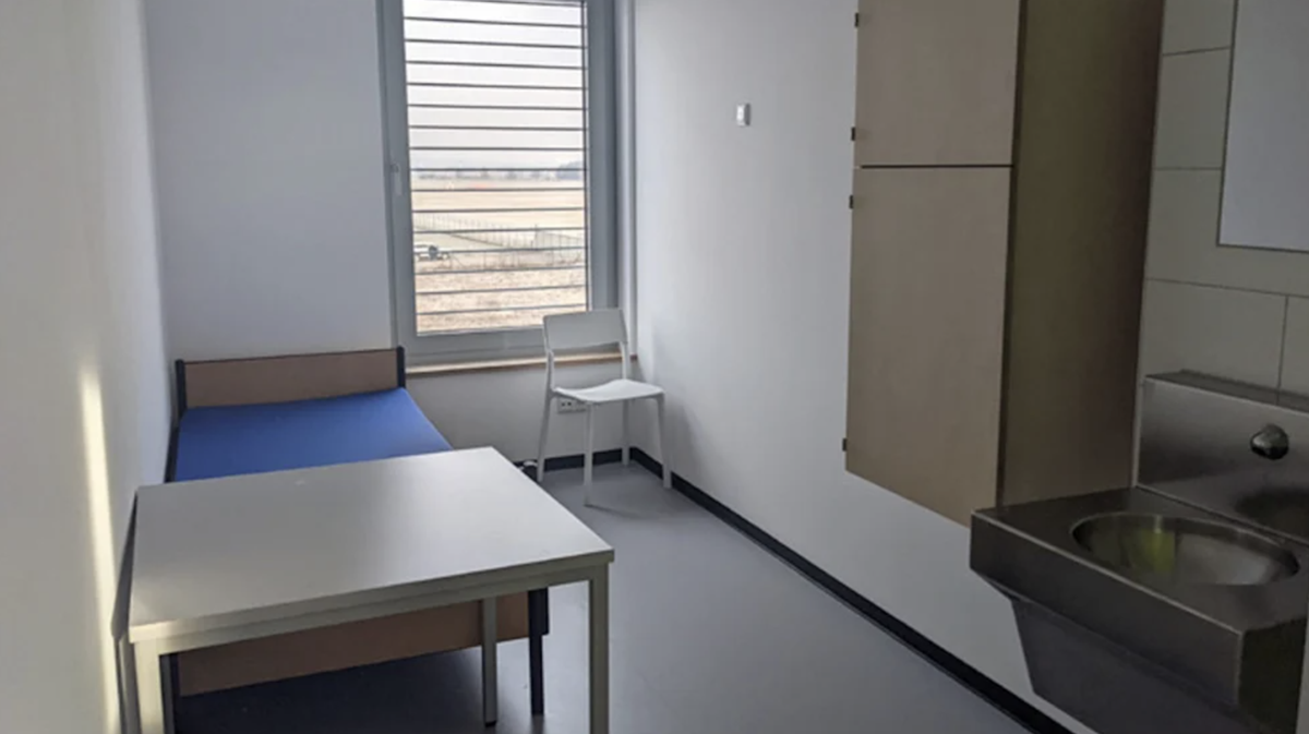 So sehen die Räume für Abschiebehäftlinge am Flughafen München derzeit aus