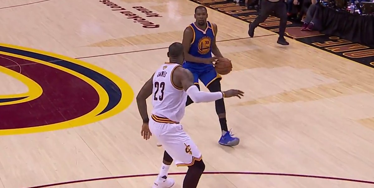 Kevin Durant lässt sich von LeBron James nicht aufhalten.