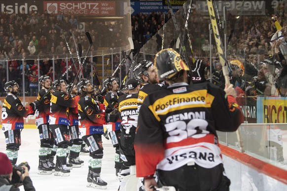 Berns Spieler feiern nach dem siebten Playoff Halbfinalspiel der National League, zwischen dem SC Bern und dem EHC Biel, am Dienstag 9. April 2019 in der Postfinance Arena in Bern. (KEYSTONE /Marcel B ...