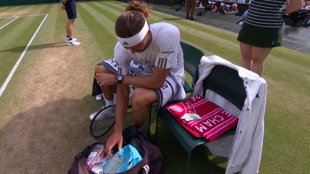 Zverev utilise un smartphone pour mesurer sa glycémie, à Wimbledon 2026.