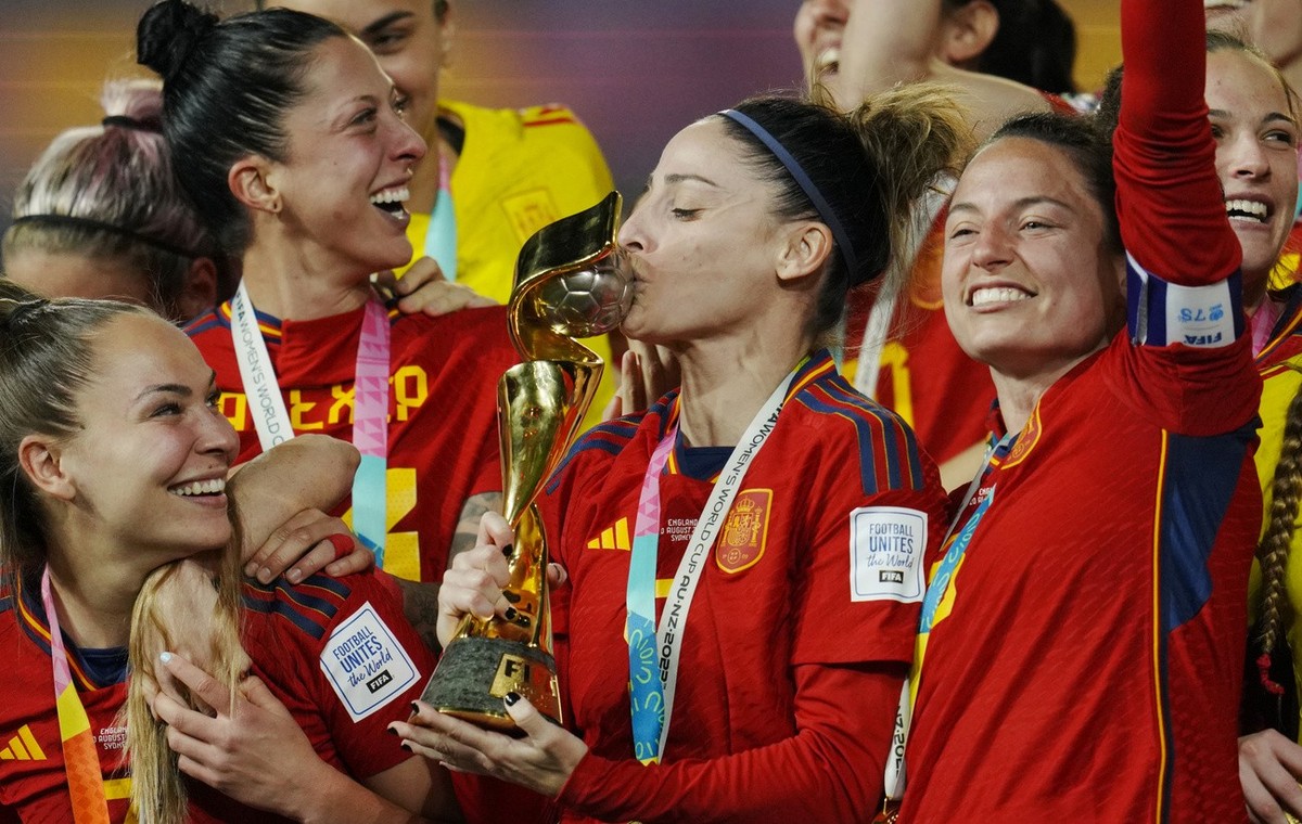 Spain's Esther Gonzalez kisses the trophy celebrating at the end of the Women's World Cup soccer final between Spain and England at Stadium Australia in Sydney, Australia, Sunday, Aug. 20, 2 ...