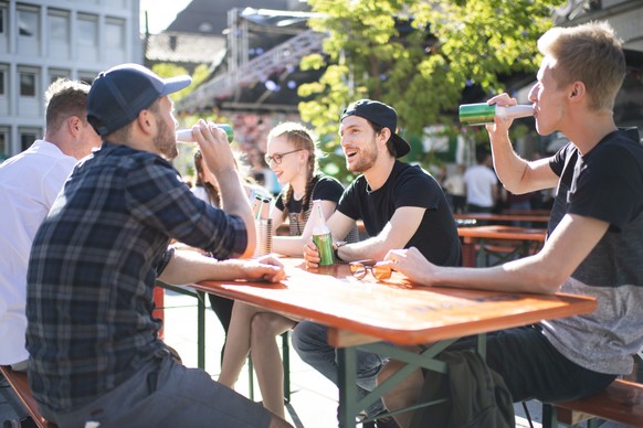 Besucher an einem Testanlass mit bis zu 1000 Personen, am Freitag, 25. Juni 2021, in Chur. Der Kanton Graubuenden testet derzeit mit der Firma Covent ein System mit Covid-Schnelltests, das Grossanlaes ...