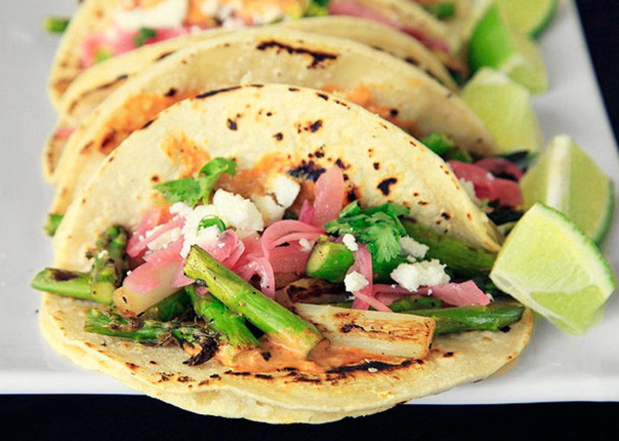 Rezept <a href="http://www.seriouseats.com/recipes/2012/05/charred-asparagus-tacos-with-creamy-adobo-and-pickled-red-onions-recipe.html" target="_blank"><em>hier</em></a> (Englisch).