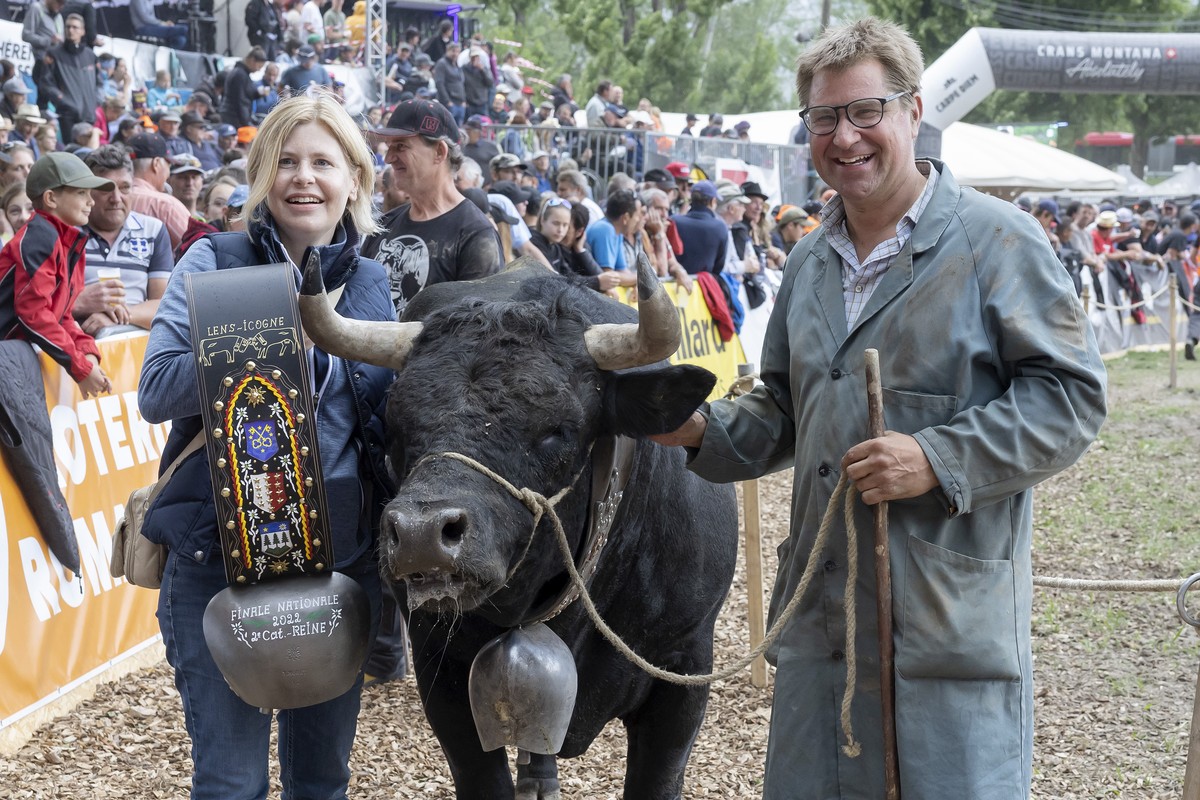 The Herens cow "Tigresse" of former Swiss politician and President of the Swiss People's Party (SVP/UDC) Toni Brunner, right, and with girlfriend Esther Friedli, left, pose after they w ...