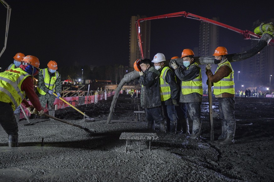 epa08175300 Workers labor at the construction site of the 1,000-bed Huoshenshan temporary hospital for 2019-nCoV (coronavirus) patients in Wuhan, central China&#039;s Hubei province in China, 28 Janua ...