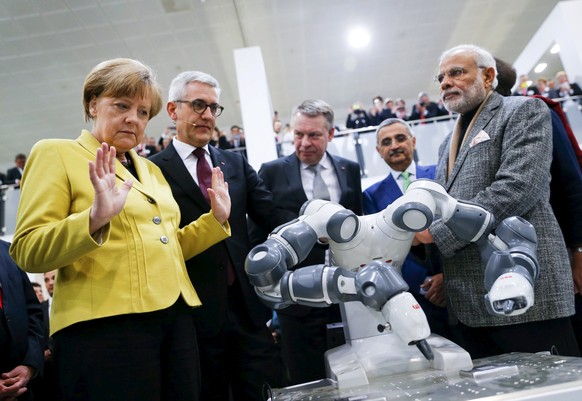 Auch Angela Merkel ist vom ABB-Roboter Yumi beeindruckt.