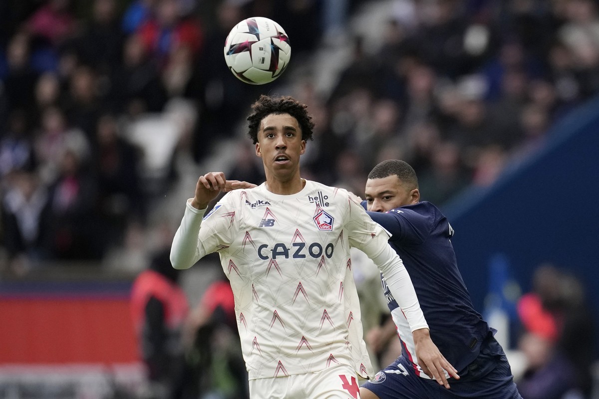 FILE - Lille's Leny Yoro controls the ball next to PSG's Kylian Mbappe, right, during the French League One soccer match between Paris Saint-Germain and Lille at the Parc des Princes stadium ...