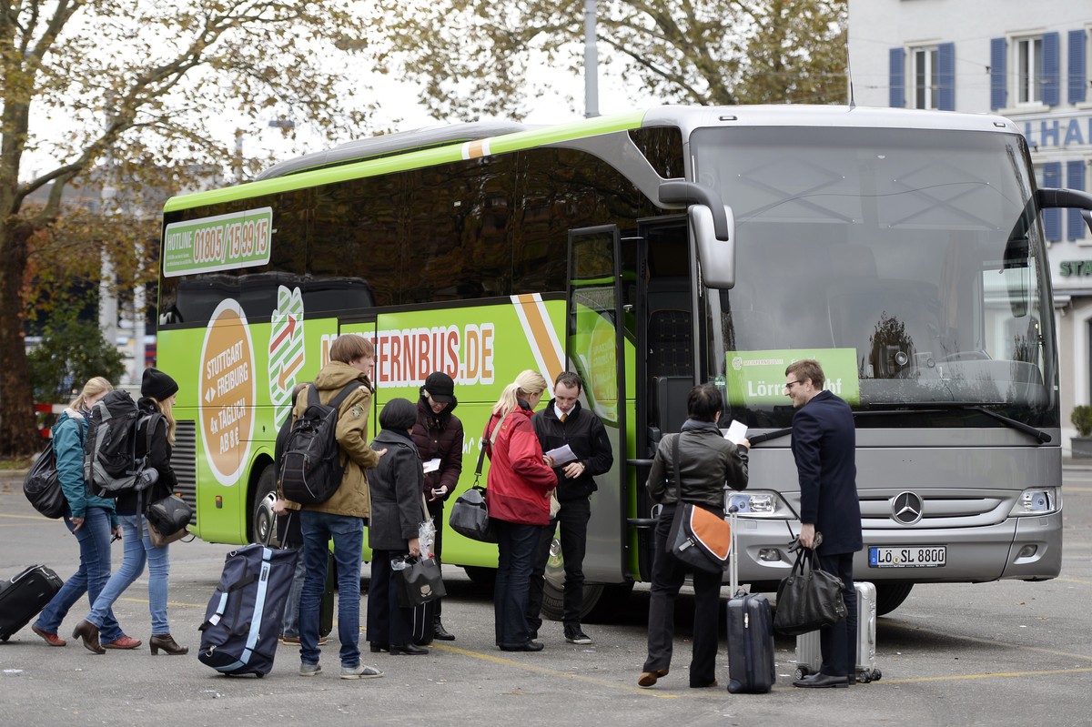 Fernbus von Meinferienbus.de auf dem Zuercher Carparkplatz am Donnerstag, 6. November 2014, in Zuerich. Seit dem Streik der Gewerkschaft der Lokfuehrer (GDL) in Deutschland ist die Nachfrage nach Fern ...
