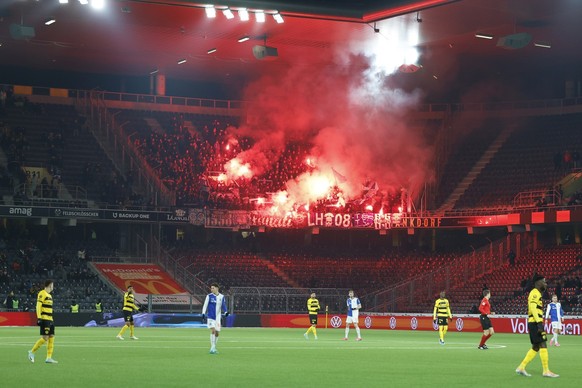 GC Fans zuenden Pyro im Super League Spiel zwischen dem BSC Young Boys und dem Grasshopper Club Zuerich, am Samstag, 20. Januar 2024 im Stadion Wankdorf in Bern. (KEYSTONE/Peter Klaunzer)