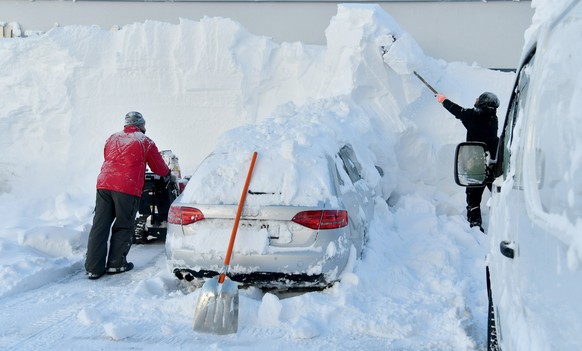 ABD0151_20190111 - OBERTAUERN - ÖSTERREICH: ++ THEMENBILD ++ Zwei Männer befreien ein eingeschneites Auto von der Schneelast, aufgenommen am Freitag, 11. Jänner 2019, in Obertauern. In weiten Teilen Ö ...