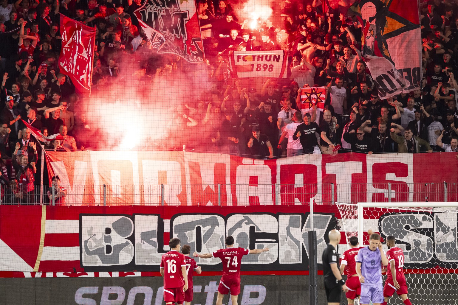 Elmin Rastoder (FCT), Mitte, jubelt nach seinem Tor zum 3-1 mit seinem Teamkollegen und fans im Super League Spiel zwischen dem FC Thun, FCT, und dem FC Basel 1893, FCB, in der Stockhorn Arena in Thun ...