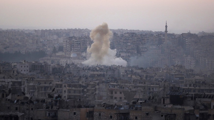 Smoke rises from Bustan al-Basha neighborhood of Aleppo, Syria, October 5, 2016. To match Insight MIDEAST-CRISIS/SYRIA-ALEPPO REUTERS/Abdalrhman Ismail