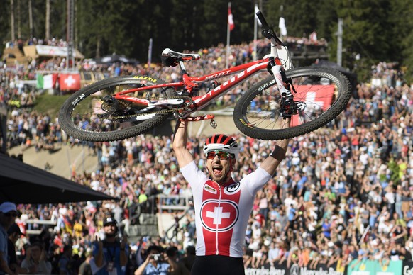 BILDPAKET -- ZUM JAHRESRUECKBLICK 2018 SPORT, STELLEN WIR IHNEN HEUTE FOLGENDES BILDMATERIAL ZUR VERFUEGUNG -- Winner Nino Schurter of Switzerland reacts after the men's elite cross country olymp ...