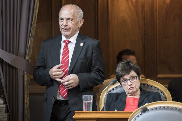 Bundesrat Ueli Maurer, links, erscheint neben Staenderaetin Anita Fetz, SP-BS, im Saal an der Sommersession der Eidgenoessischen Raete, am Donnerstag, 7. Juni 2018, in Bern. (KEYSTONE/Peter Schneider)