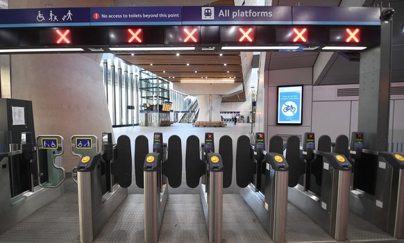 epa08315902 A closed entrance to London Bridge Station in London, Britain, 23 March 2020. Pressure is mounting on British Prime Minister Boris Johnson to enforce a UK Coronavirus lockdown as advises m ...