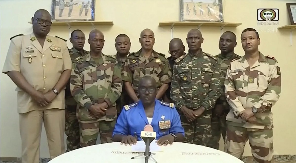 Le major Amadou Abdramane, vêtu d'un uniforme bleu et entouré de militaires, annonce la fin du gouvernement civil.