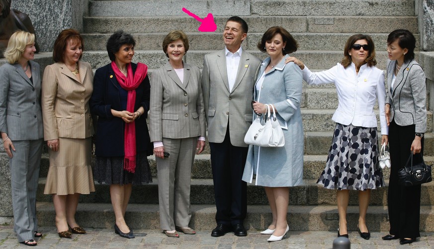 Beim G8-Gipfel, zwischen Laura Bush und Cherie Blair.