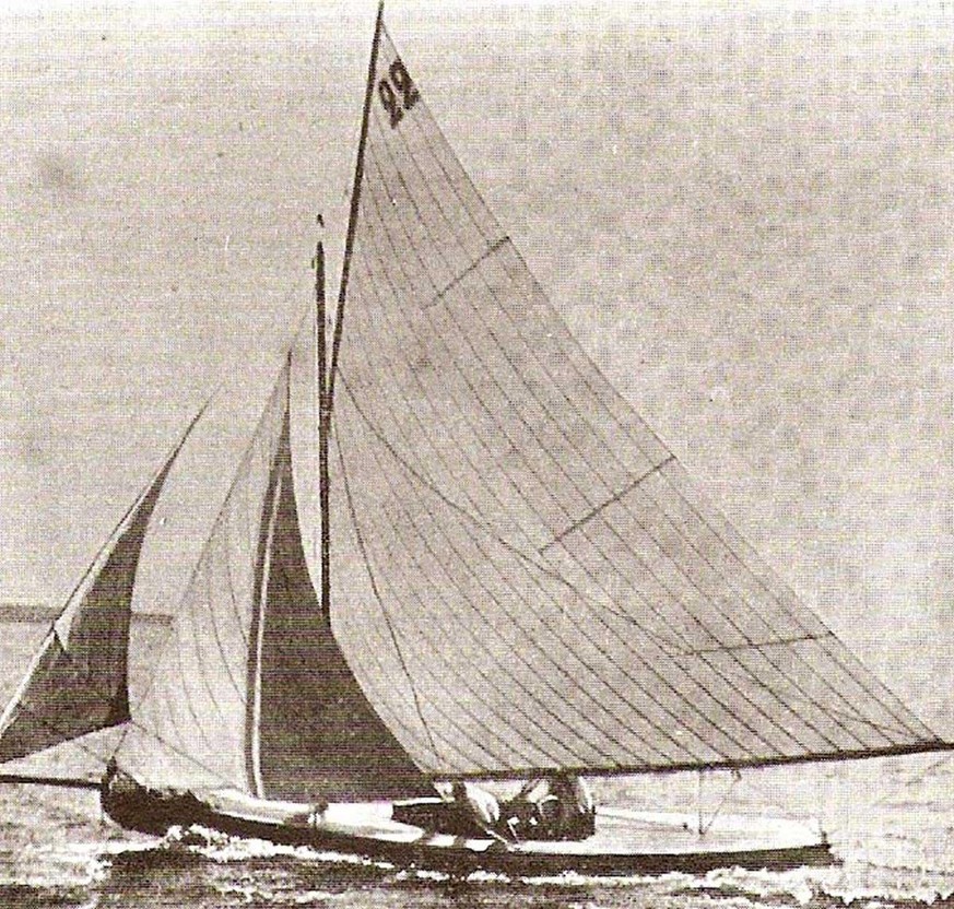 Die «Lerina», aufgenommen bei einer Regatta in Cannes im Frühjahr 1900.
https://de.wikipedia.org/wiki/Datei:Lerina_1900.jpg