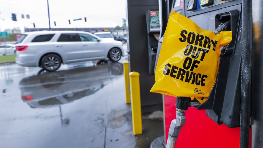 epa09194940 Fuel-hungry drivers pull into a QuikTrip station which has no gasoline to sell in Atlanta, Georgia, USA, 12 May 2021. A cyberattack forced the shutdown of 5,500 miles of Colonial Pipeline& ...