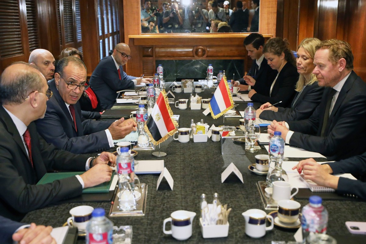 Dutch foreign Minister David van Weel, right, meets with his Egyptian counterpart Badr Abdelatty, second left, in Cairo, Egypt, Tuesday, Oct. 7, 2025. (AP Photo/Khaled Elfiqi)