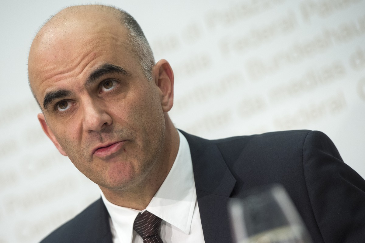 Bundesrat Alain Berset, Vorsteher Eidgenoessisches Departement des Innern (EDI), ueber die "Botschaft zur Reform der Altersvorsorge 2020" waehrend der Pressekonfernz des Bundesrates am Mittw ...