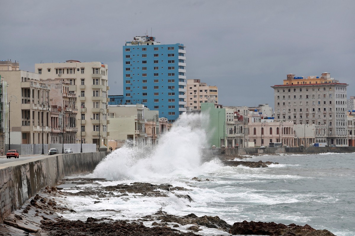 epa08623266 View of swell, caused by the proximity of Tropical Storm Laura, in Havana, Cuba, 24 August 2020. Tropical storm Laura caused havoc in Cuba on 24 August before entering the Gulf of Mexico,  ...