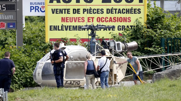 epa06855182 Investigators trasnport an Alouette II helicopter allegedly abandoned by French prisoner Redoine Faid and suspected accomplices after his escape from the prison of Reau, in Gonesse, north  ...