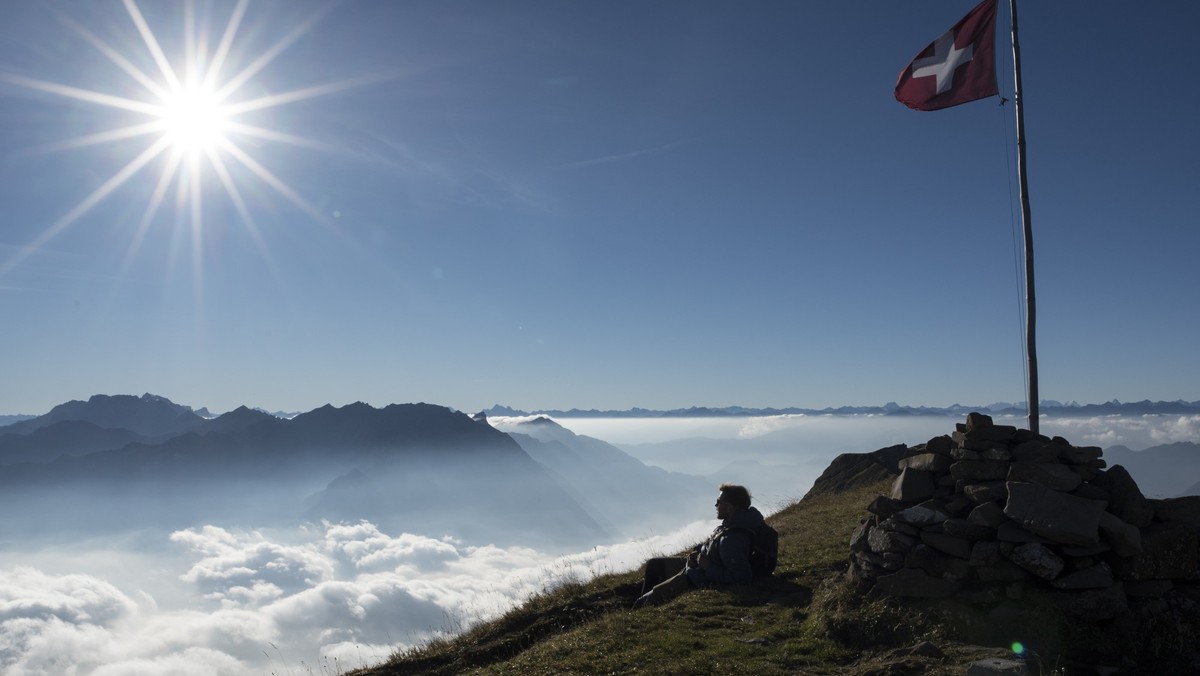 Ein Mann sitzt auf dem Alvier (2343 Meter ueber Meer), unten im Nebelmeer das St. Galler Rheintal, am Donnerstag, 22. September 2016, in der Gemeinde Wartau. Puenktlich zum heutigen astronomischen Her ...