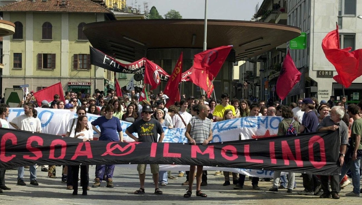 1.Mai-Umzug von schweizerischen und italienischen Organisationen am Montag, 1. Mai 2000 in Chiasso: Vor dem alten italienischen Strassenzoll fuehrt die Autonome Gruppe "CSOA IL MOLINO" aus L ...