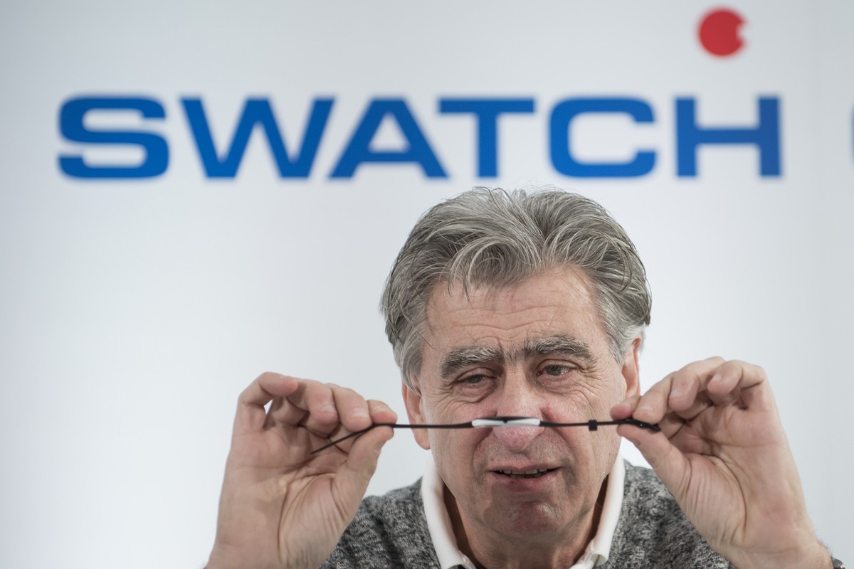 Nick Hayek, CEO Swatch Group, praesentiert das neue Modell "Skin" an der Bilanzmedienkonferenz der Swatch Group, am Donnerstag, 16. Maerz 2017, in Biel. (KEYSTONE/Peter Schneider)