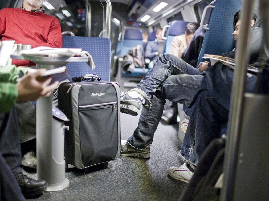 Rail traverlers sit in an InterCity double-deck train of the Swiss Federal Railways SBB from Zurich to Berne, Switzerland, pictured on November 27, 2009. (KEYSTONE/Gaetan Bally)

Zugreisende sitzen am ...