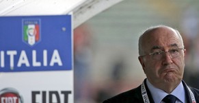 Der Italiener Carlo Tavecchio ist seit der WM in Brasilien Verbandspräsident.