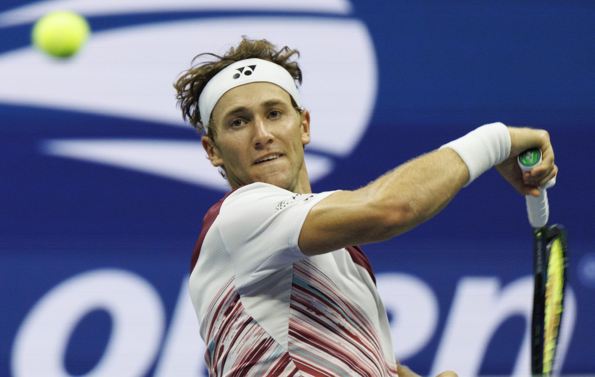 epa10165166 Casper Ruud of Norway hits a return to Matteo Berrettini of Italy in their quarterfinal match during the US Open Tennis Championships at the USTA National Tennis Center in in Flushing Mead ...
