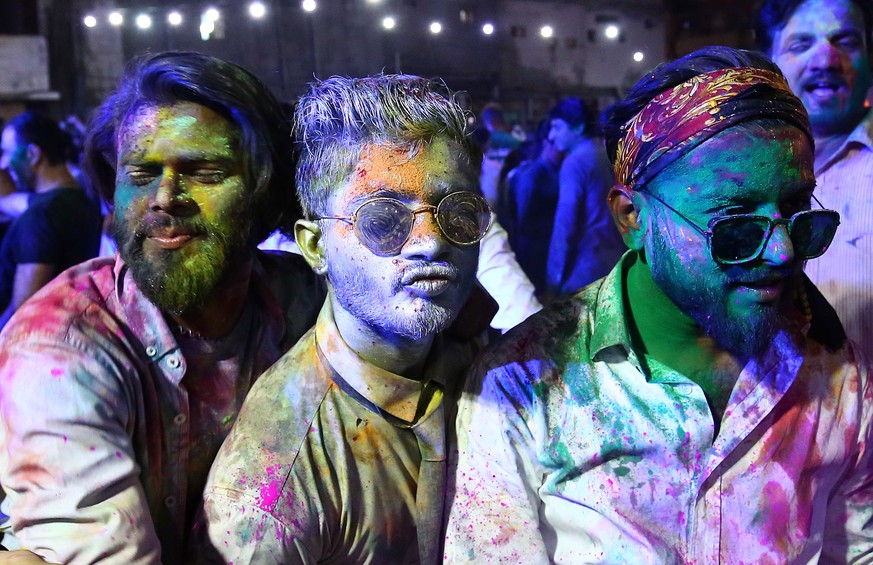 epa09103519 Members of the Pakistani Hindu community with their faces covered in colors celebrate the festival of Holi in Karchi, Pakistan, 28 March 2021. 'Holi' is an ancient Hindu festival ...