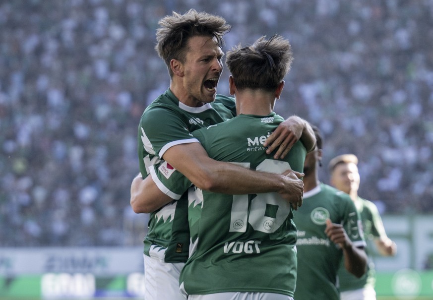 Lukas Goertler (SG), links, bejubelt das 1-0 mit Torschuetze Alessandro Vogt, im Fussball Meisterschaftsspiel der Swiss Super League zwischen dem FC St. Gallen (St. Gallen) und dem FC Winterthur (FCW) ...