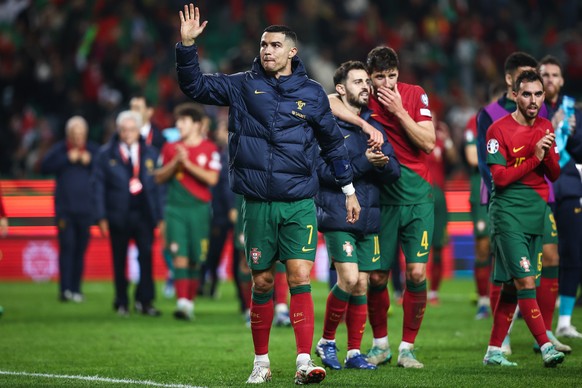 epa10985450 Portugal&#039;s Cristiano Ronaldo waves to supporters after winning the UEFA EURO 2024 Group J qualifying soccer match between Portugal and Iceland in Lisbon, Portugal, 19 November 2023. E ...