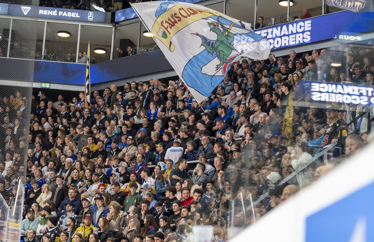 Fribourgs Fans im Spiel der Eishockey National League zwischen Fribourg-Gotteron, HCFG, und HC Davos, HCD, vom Dienstag, 27. Oktober 2026 in Bcf Arena in Fribourg. (KEYSTONE/Peter Schneider)