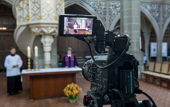 28.03.2020, Sachsen-Anhalt, Halle (Saale): Simone Carstens-Kant (r), Pfarrerin der Marktkirche &quot;Unser lieben Frauen&quot;, und Bert Lange, Gemeindereferent der katholischen Pfarrei St. Mauritius  ...