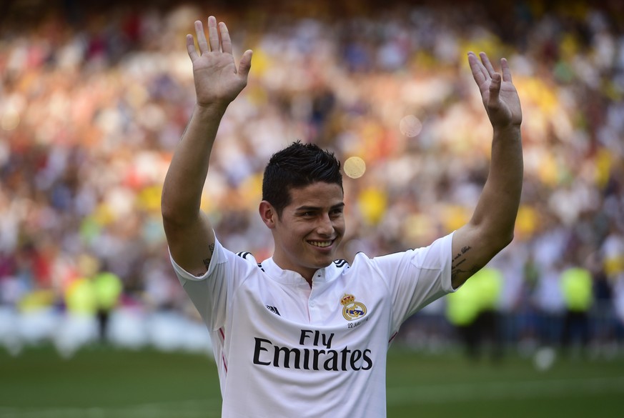 Er ist da! Nach seinem 80-Millionen-Euro-Transfer von AS Monaco zu Real Madrid zeigt sich James Rodriguez im Estadio Santiago Bernabau den Real-Fans.&nbsp;