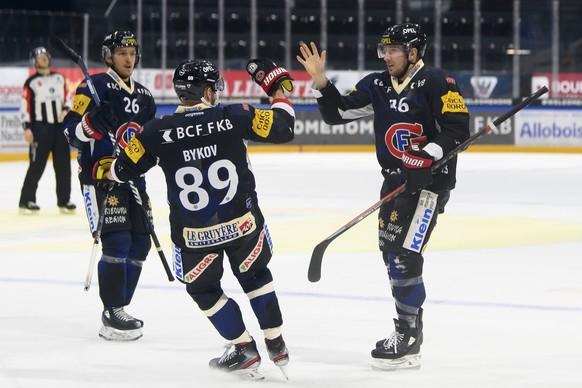 Gotterons Matthias Rossi, rechts, jubelt nach seinem Tor (1-1) mit Gotterons Andrei Bykov, Mitte, und Gotterons David Aebischer, links, beim Eishockey Meisterschaftsspiel der National League A zwische ...