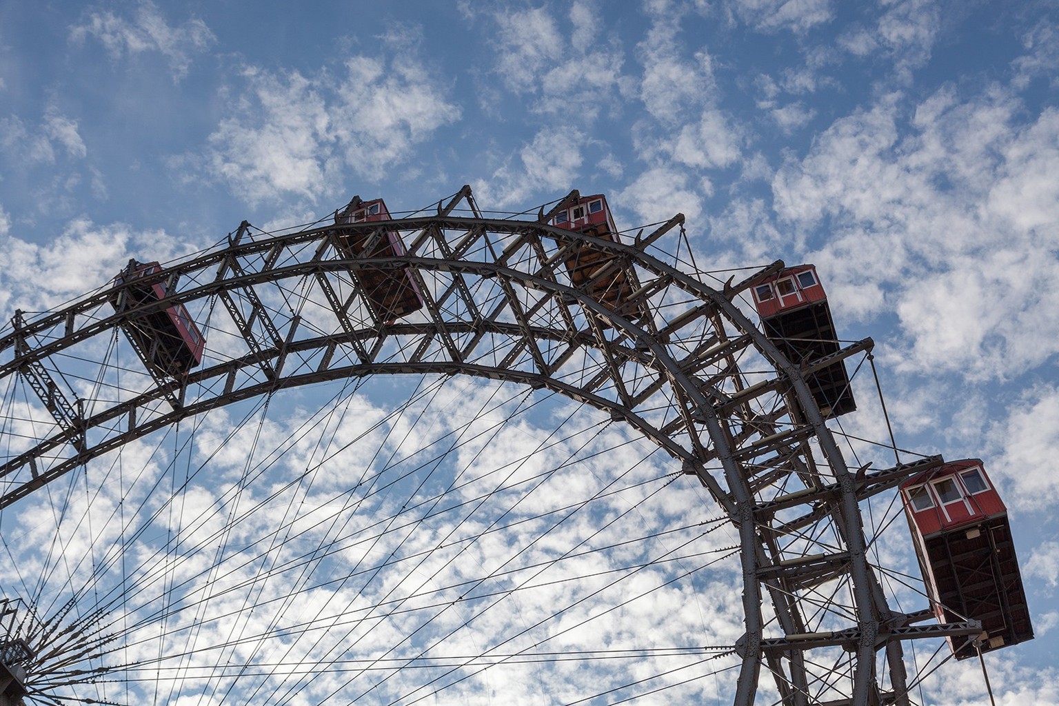 Wien, Prater. Zwei Jahre nach dem Ende des Zweiten Weltkriegs wird das filigrane Riesenrad wieder in Betrieb genommen, aus Sicherheitsgründen nur mit 15 der ursprünglich 30 Kabinen.
https://de.m.wikip ...
