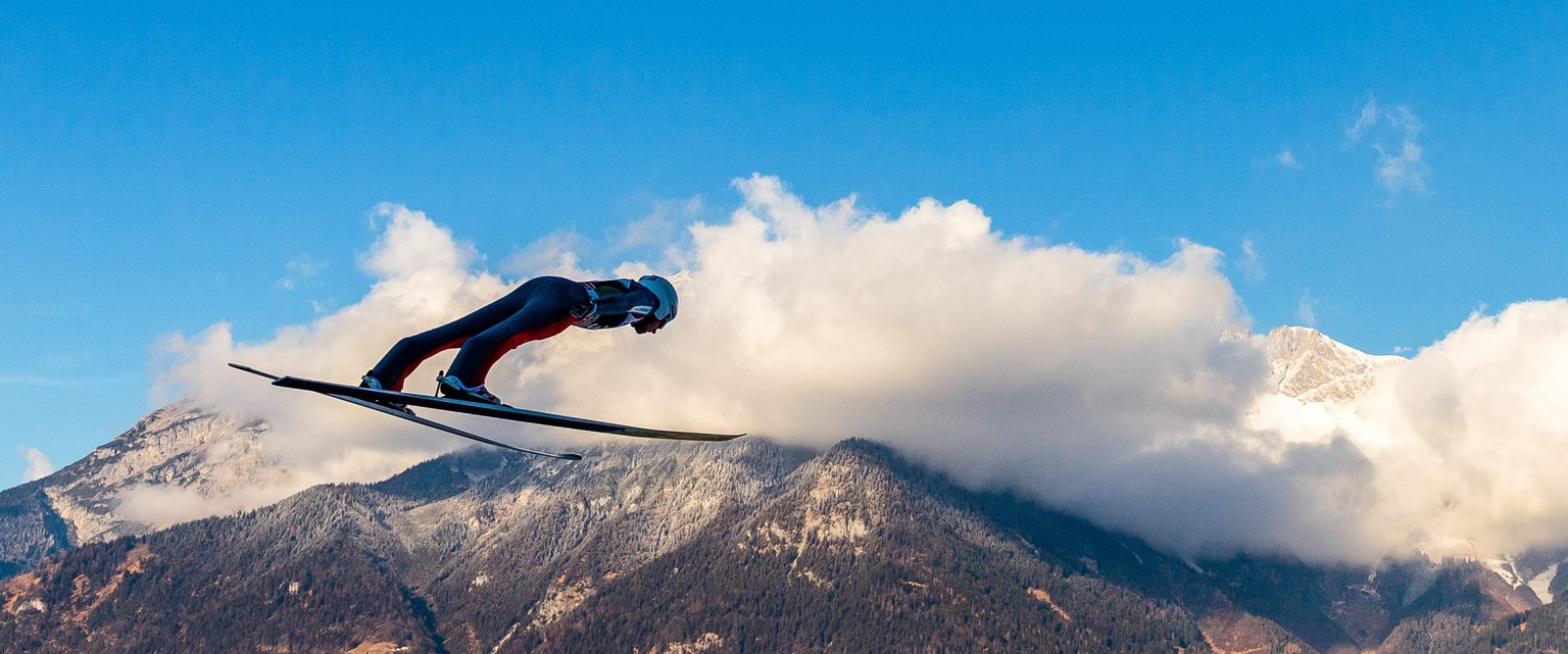 epa05696452 Simon Ammann of Switzerland during his practice jump for the Four Hills Tournament of FIS Ski Jumping World Cup on the Bergisel Hill in Innsbruck, Austria, 03 January 2017. EPA/EXPA/JFK