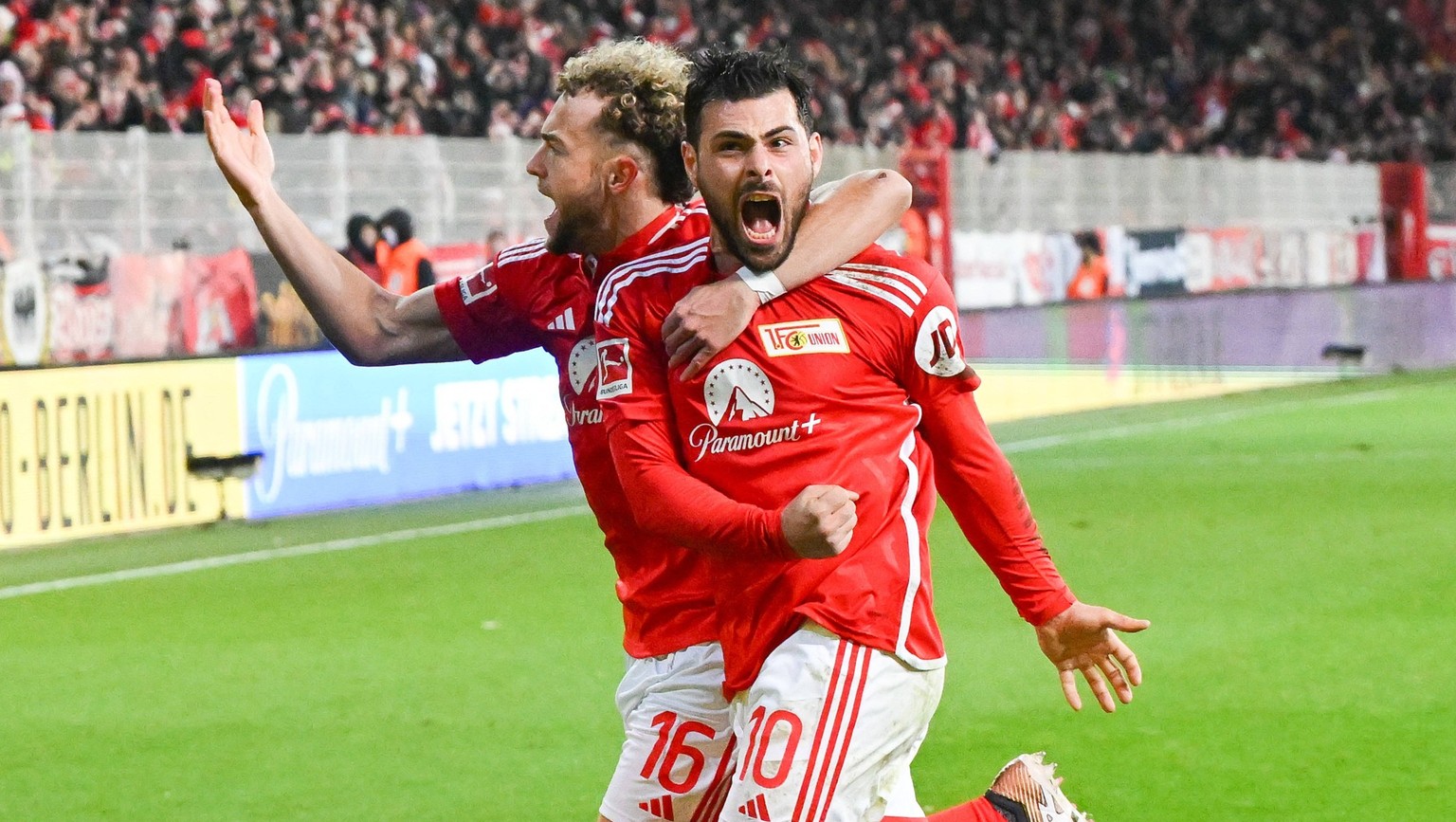 Fussball, Herren, Saison 2023/2024, 1. Bundesliga 12. Spieltag, 1. FC Union Berlin - FC Augsburg, v. l. Benedict Hollerbach 1. FC Union Berlin und Kevin Volland 1. FC Union Berlin Torjubel, jubelt nac ...