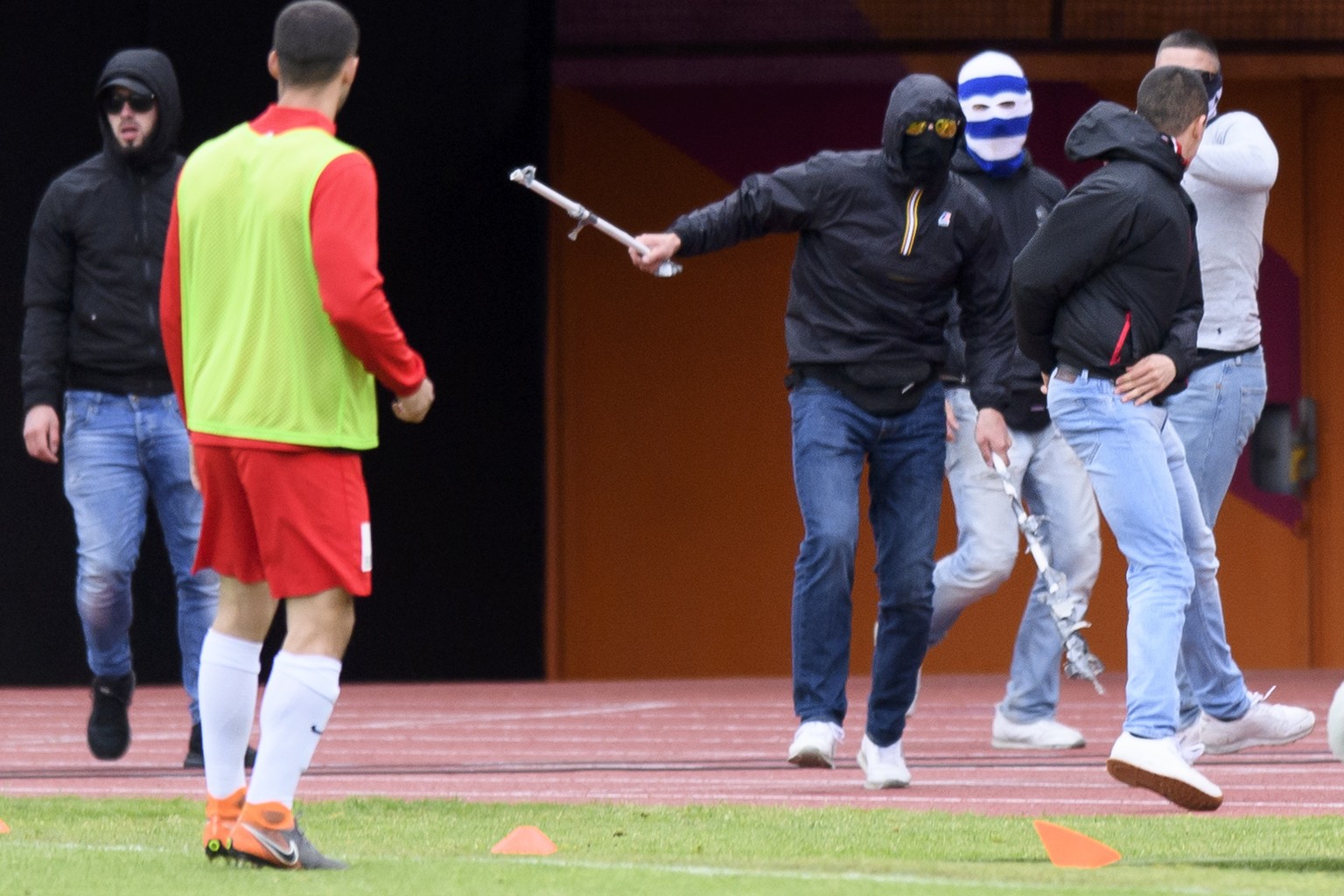 Des supporters se bagarrent sur le terrain lors de la rencontre de football de Super League entre le FC Lausanne-Sport, LS, et le FC Thun ce dimanche 13 mai 2018 au stade olympique de la Pontaise a La ...